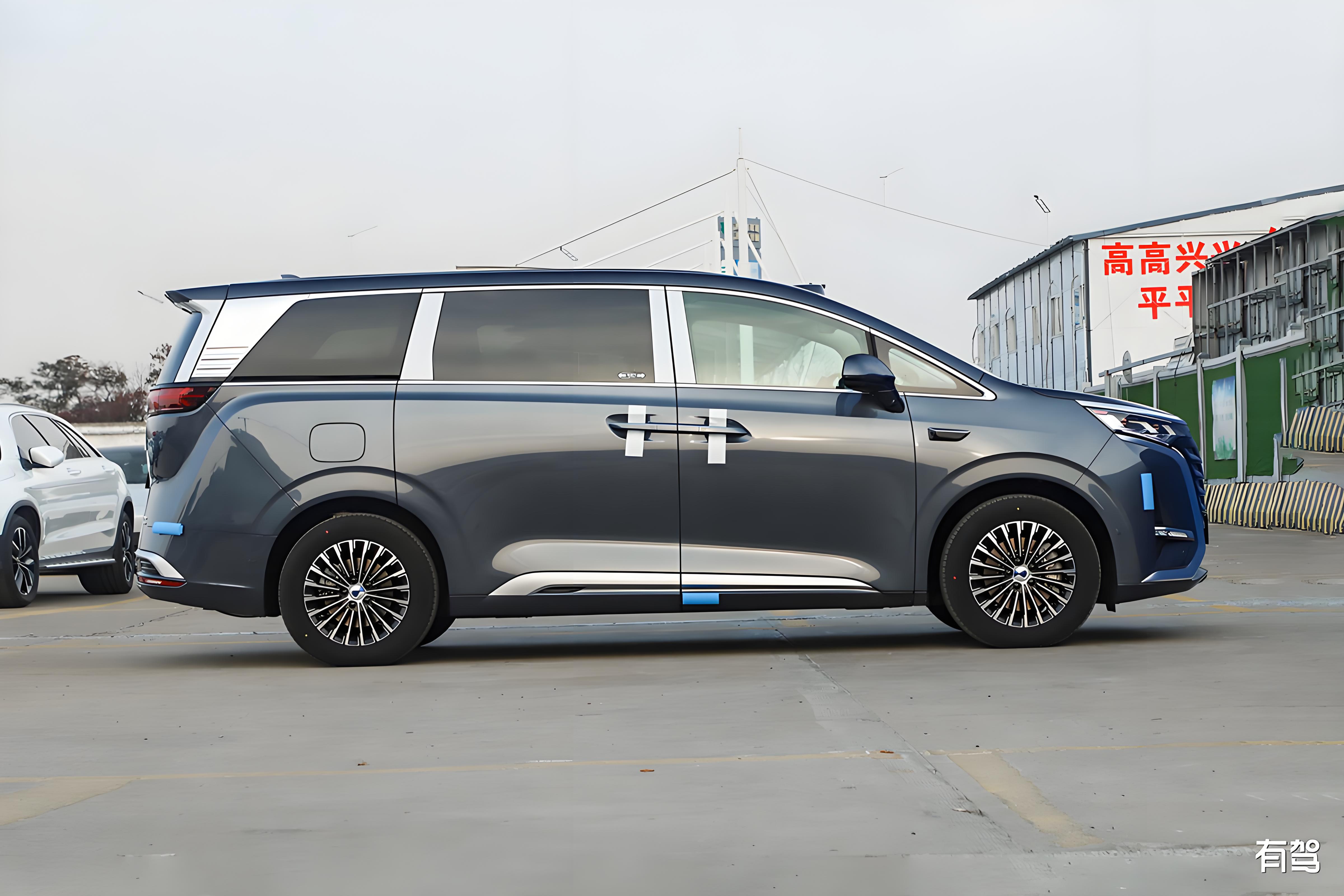 Premium Used BYD Denza D9 7-Seater MPV Pre-Owned BYD Denza D9 MPV Side Profile and Aerodynamic Design