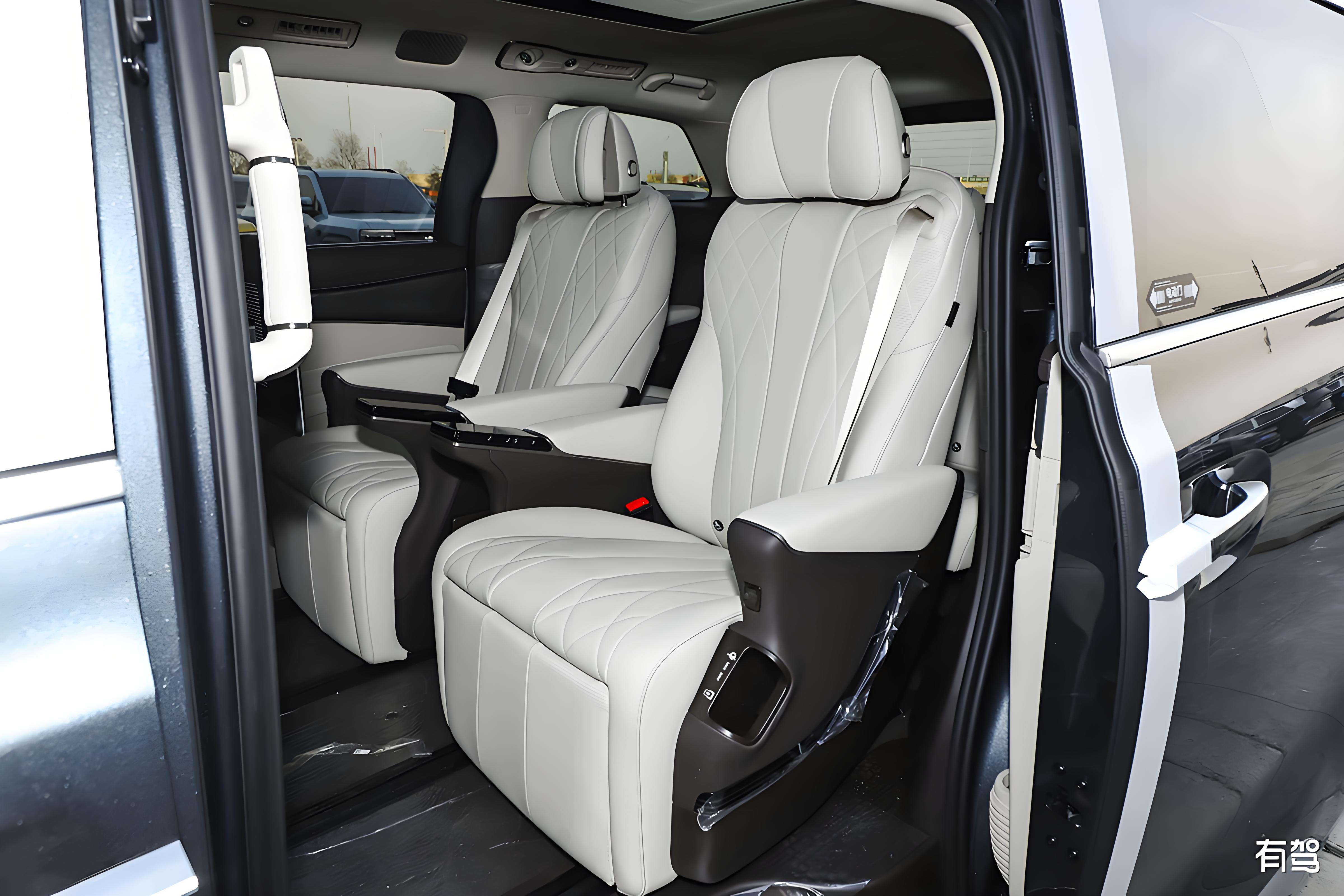 Premium Used BYD Denza D9 7-Seater MPV Used BYD Denza D9 Premium Cabin Interior and Dashboard Layout