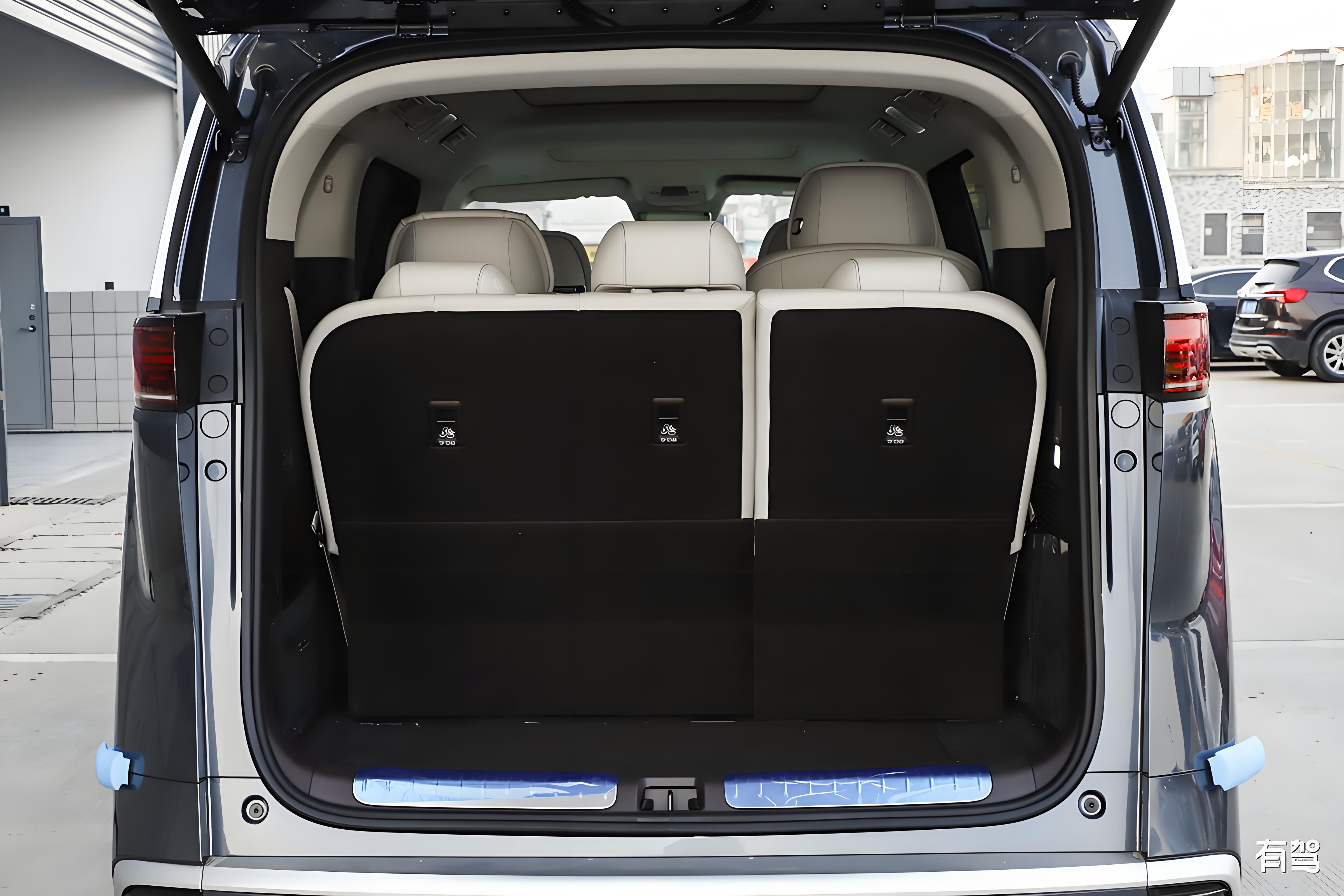 Premium Used BYD Denza D9 7-Seater MPV Pre-Owned BYD Denza D9 Zero-Gravity Mid-Row Captain Chairs