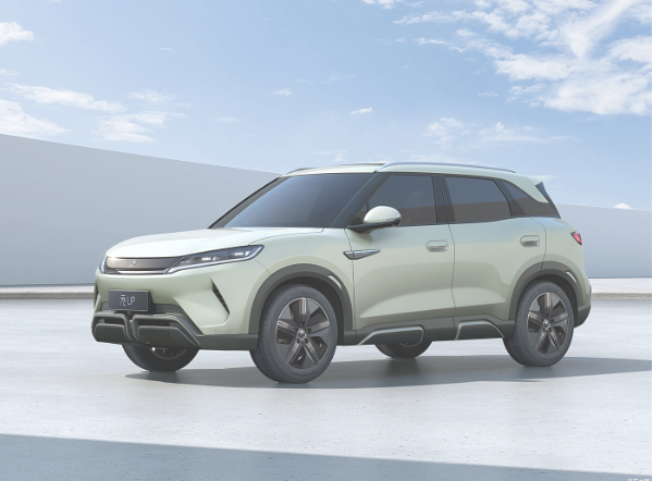 White 5-seat urban commute used 300km electric car for corporate fleets and daily transit